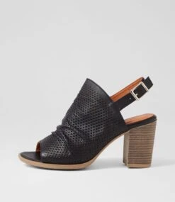Tinaar Black Leather Sandals