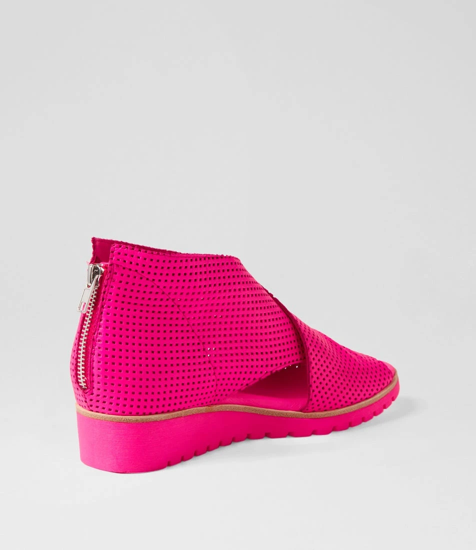 Gwisse Bright Pink Leather Sandals 5 Gwisse Bright Pink Leather Sandals - Image 3